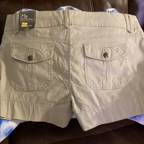 Khaki shorts - Picture 2 of 4